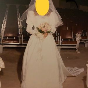 Gorgeous vintage Ivory Wedding Gown & Veil for fall or winter